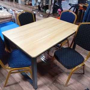 Juego de Comedor Estilo Industrial con 4 Sillas Tapizadas - imagen 5