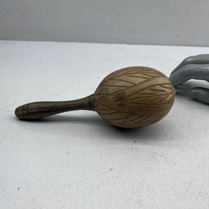 Maraca Artesanal de Madera con Diseño Tallado - imagen 4