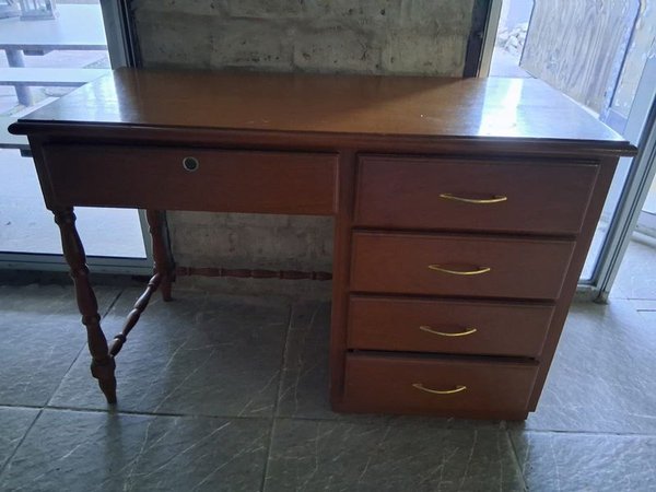 Escritorio de madera con cajones