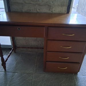 Lote anterior: Escritorio de madera con cajones