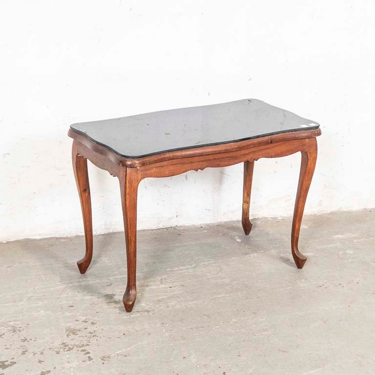 Lote siguiente: Mesa de sala francesa con tapa de vidrio negro