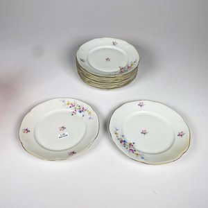 Lote siguiente: Diez platos de postre porcelana checa, diámetros 19 cm