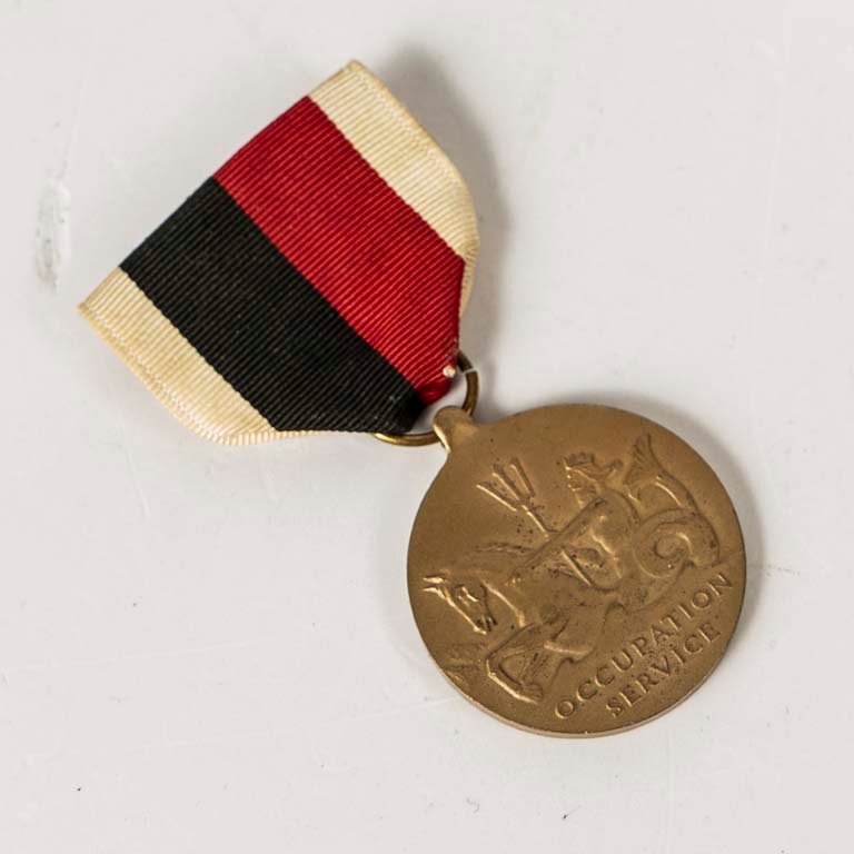 Lote siguiente: Condecoración de bronce con cinta Servicio de Ocupación de la Armada de Estados Unidos.
