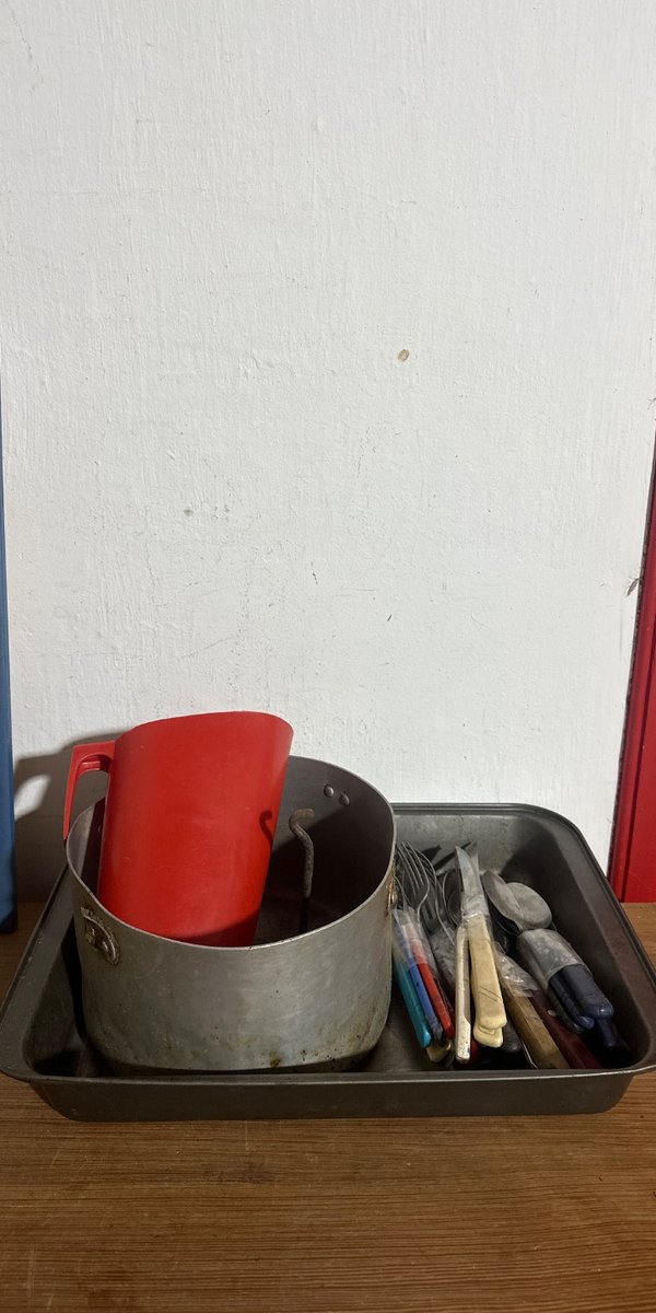 Bandeja con Olla y Utensilios de Cocina