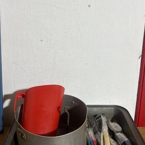 Lote siguiente: Bandeja con Olla y Utensilios de Cocina