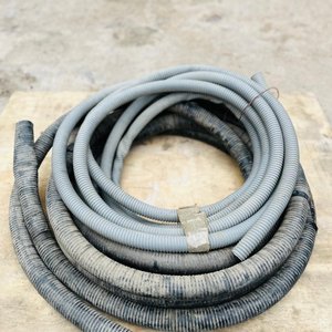 Dos Rollos de Caño Corrugado Negro y Gris para Construcción - imagen 1