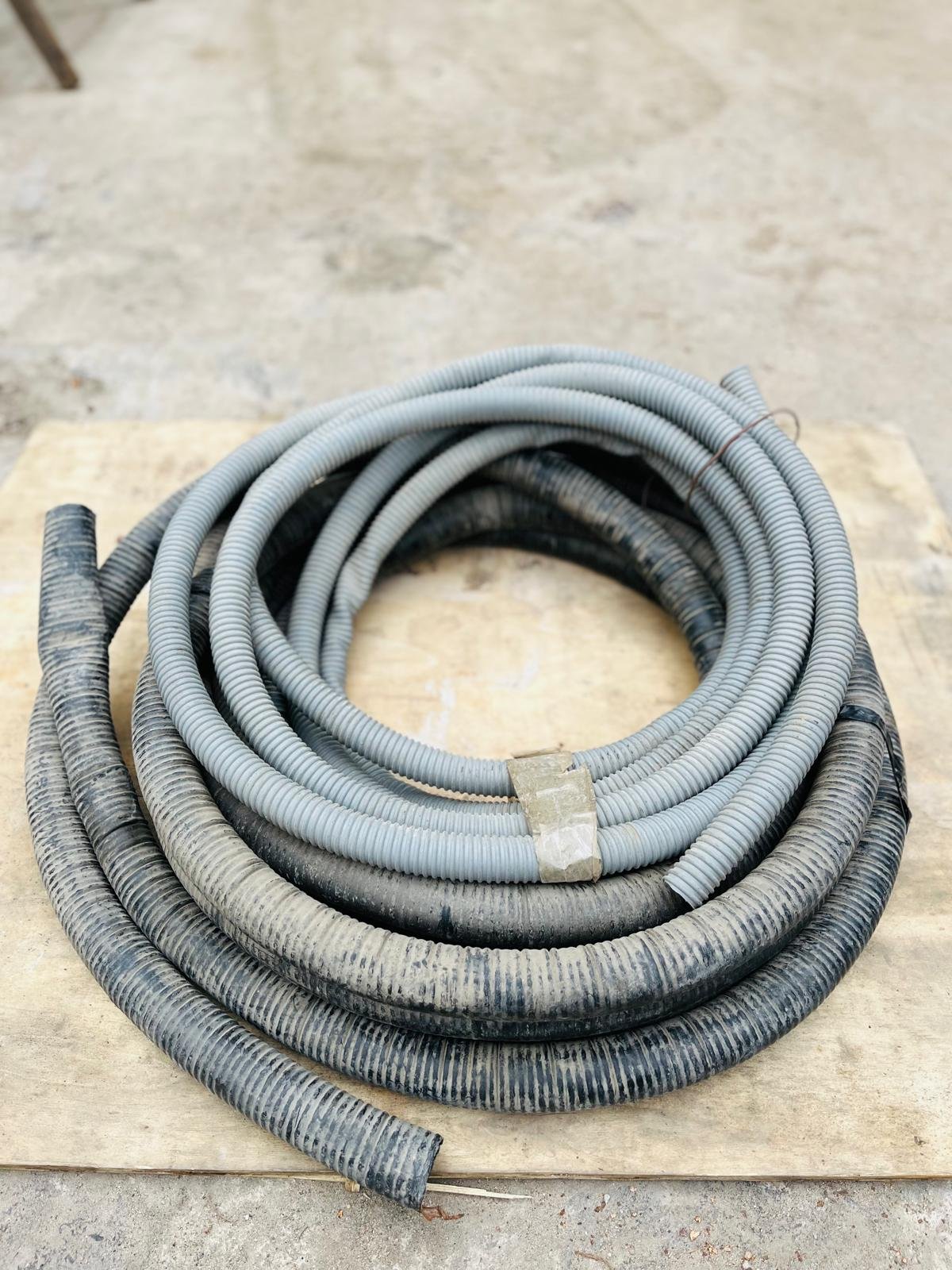 Dos Rollos de Caño Corrugado Negro y Gris para Construcción