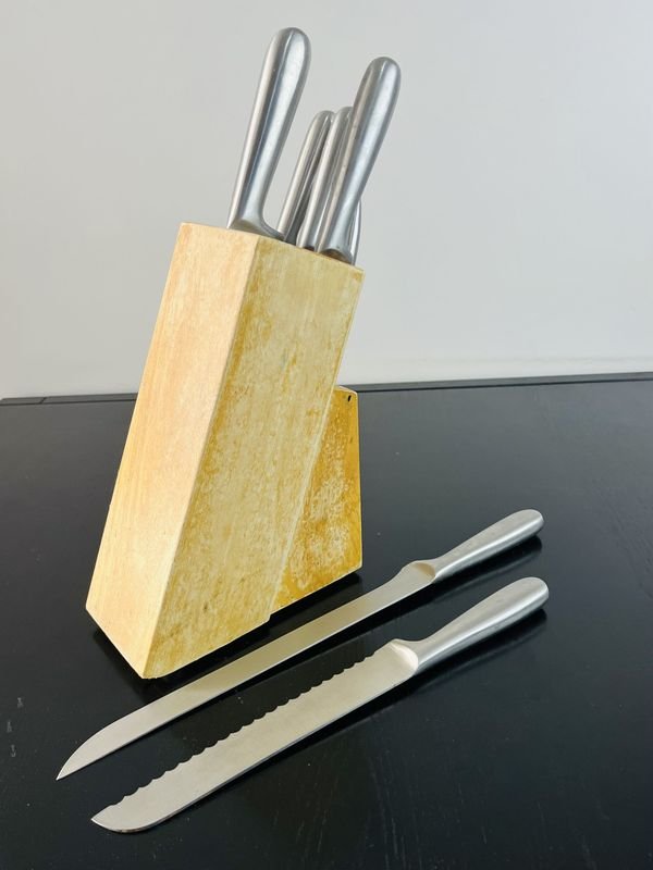 Lote siguiente: Soporte de mesa en madera con cuchillos y tijera para cocina