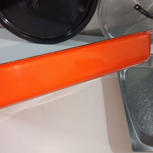 Fuente Esmaltada Blanca y Bandeja Inox con Tapas para Ollas - imagen 2