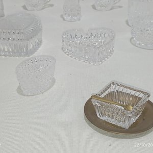 Lote de 18 Piezas de Cristal y Vidrio Labrado: Copetinera, Alhajeros, Ceniceros y Más - imagen 3