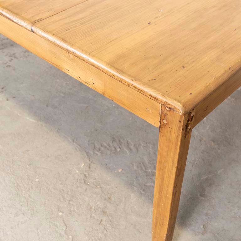Mesa de comedor rústica con daños de polillas - imagen 3