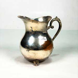 Lote siguiente: Jarra de Metal Plateado con Asa Labrada - 18 cm