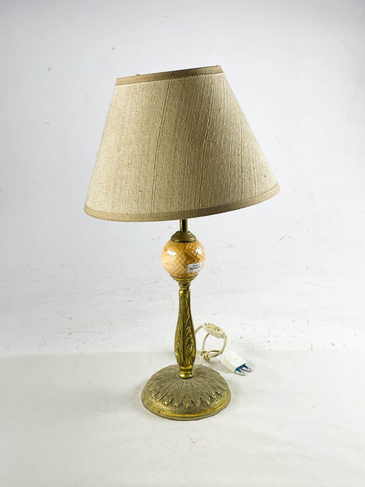 Lampara de sobremesa en bronce con esfera en ceramica con pantalla 53 cm