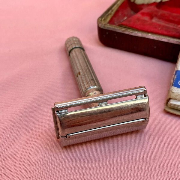 Antigua máquina de rasurar inglesa marca Gilette con su caja original - imagen 4