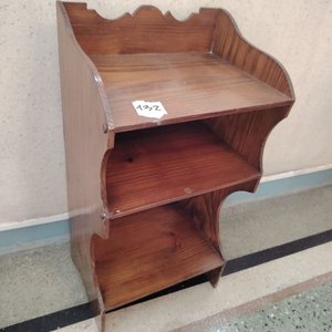 Mini Biblioteca Rústica de Madera con Tres Estantes - imagen 3