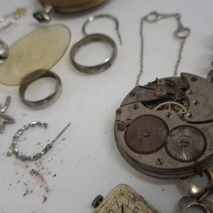 Lote de Joyería y Relojería: Anillos, Cadena, Reloj de Bolsillo y Más - imagen 7