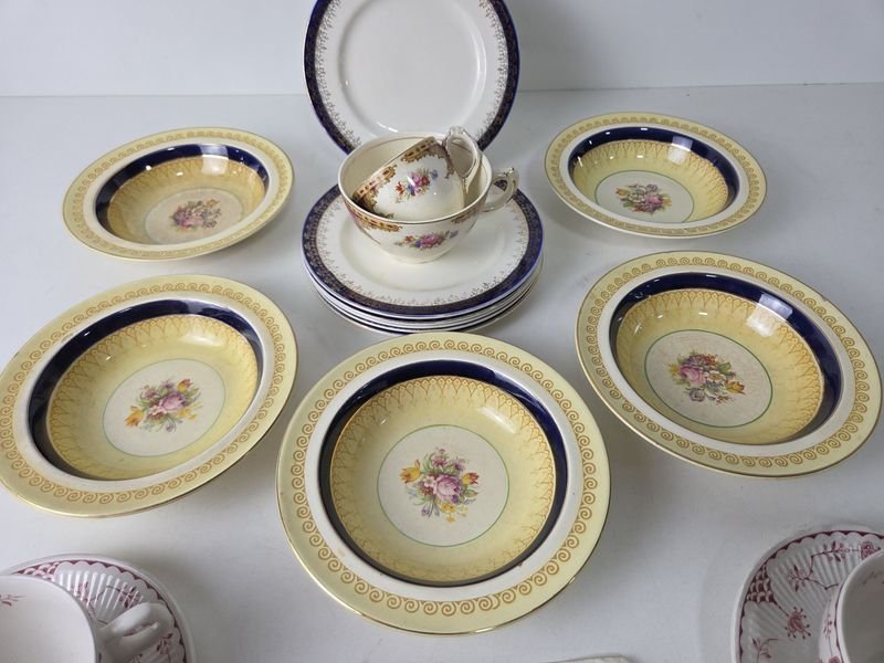 Piezas de porcelana inglesa con patrones florales - imagen 3