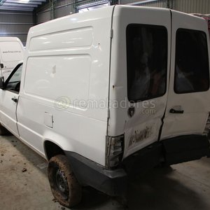 Furgón Blanco Fiat Fiorino con Puerta Trasera Dañada - imagen 2