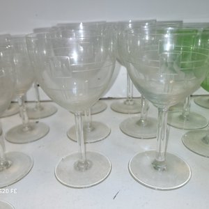 Juego de 37 Copas de Cristal Transparentes y Verdes de Varios Diseños - imagen 5