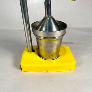 Exprimidor Manual Antiguo de Metal y Plástico Amarillo - imagen 2