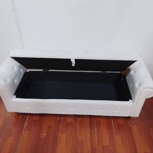 Banco Baúl Tapizado Estilo Chesterfield Blanco con Apoyabrazos Capitoné - imagen 4