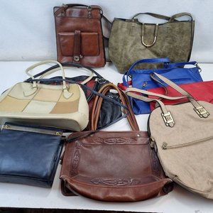 Lote de 9 Carteras de Dama: Variedad de Modelos y Colores - imagen 2