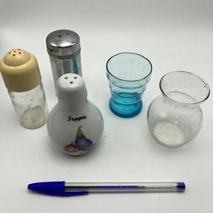 Conjunto Variado: Saleros, Pimenteros, Vaso y Mini Florero de Vidrio y Cerámica - imagen 2