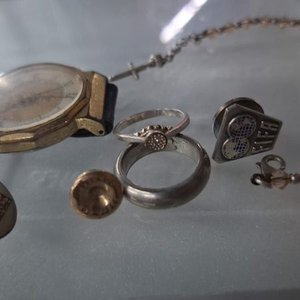 Lote de Joyería y Accesorios: Reloj, Anillos, Pin FIFA y Más - imagen 2
