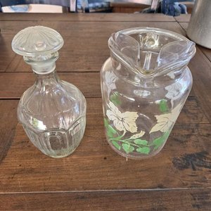 Lote anterior: Jarra de Vidrio con Flores y Licorera Antigua con Tapón