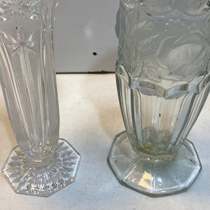 Dos Floreros de Vidrio: Cristal Tallado y Vidrio Moldeado con Relieve Floral - imagen 7