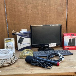 LOTE DE MICROFONOS, TECLADO PANTALLA, PARLANTES, TELEF, CARGADOR DE PILAS - imagen 2