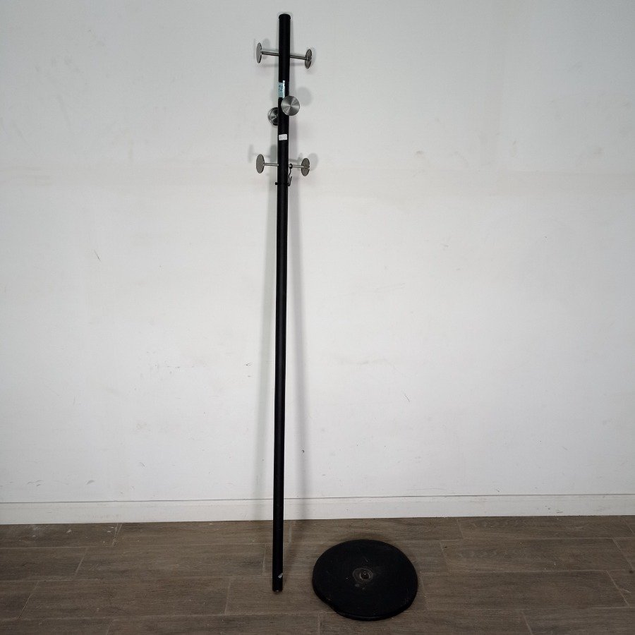 Lote anterior: Perchero de metal con seis perchas y base desoldada