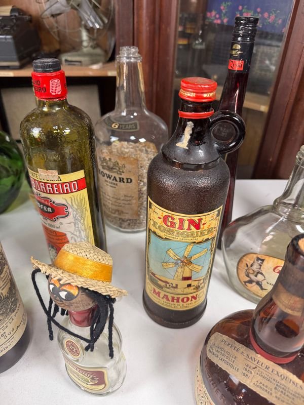 Colección de botellas vacías de diferentes épocas - imagen 12
