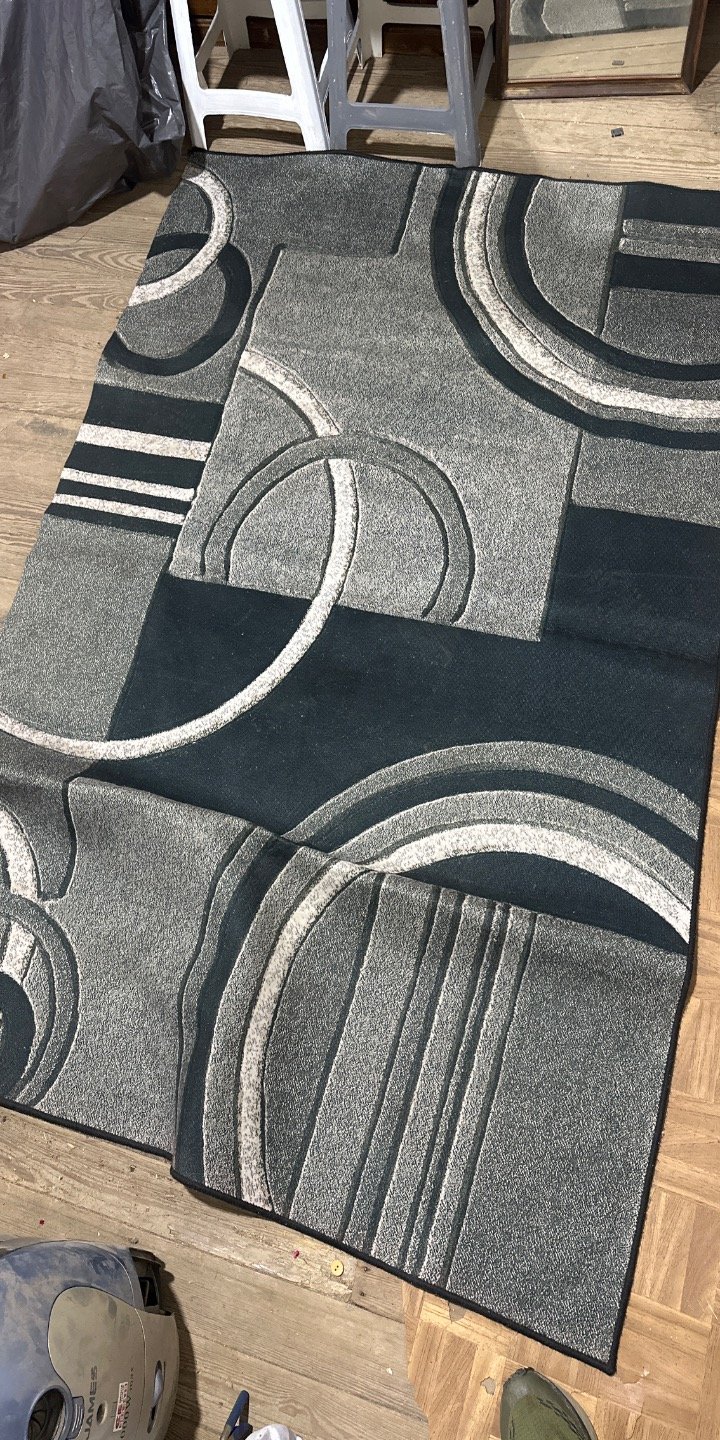 Alfombra Moderna Gris y Negra con Diseño Geométrico