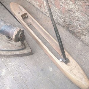 Plancha Antigua de Hierro y Lanzadera de Telar de Madera - imagen 2
