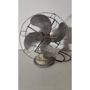 Lote siguiente: Ventilador Antiguo Limit con Base Metálica y Rejilla Protectora