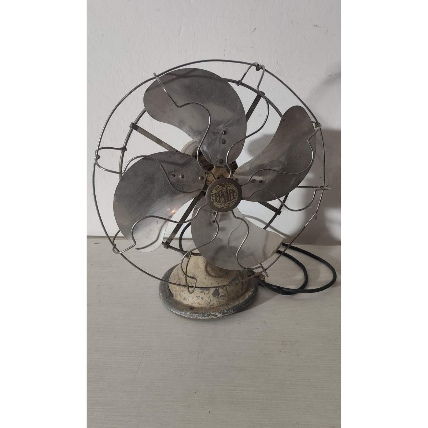 Ventilador Antiguo Limit con Base Metálica y Rejilla Protectora