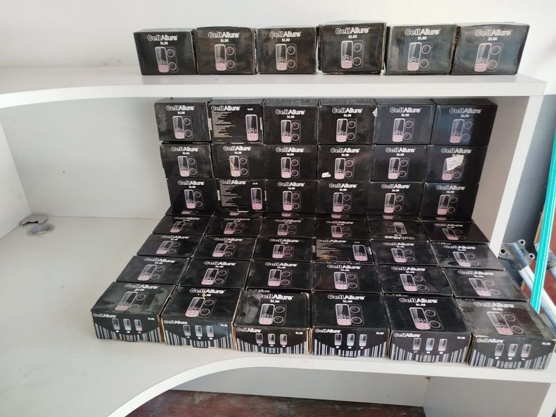 Paquete de 57 teléfonos móviles Cell Aluere 2G, nuevos y sin usar - imagen 4