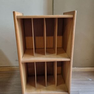 Mueble Organizador de Madera con Divisiones y Ruedas - imagen 2