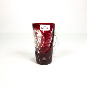 Vaso de Cristal Tallado Rojo con Asa y Grabado - imagen 2