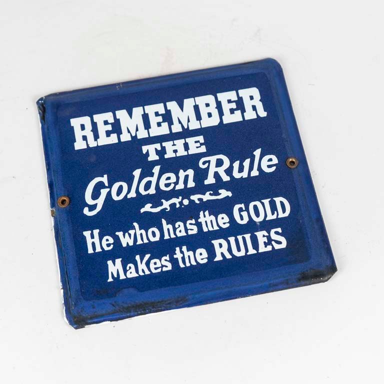 Lote siguiente: Cartel de chapa esmaltada con la frase en inglés: Recuerda la regla de oro, el que tiene el hace las reglas.