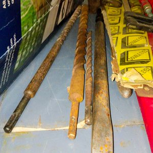 Lote de Herramientas: 2 Serruchos, Sacabocado, Prensa y Morsa de Hierro - imagen 3