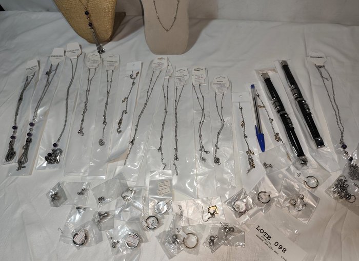 Lote de 50 Piezas de Joyería Surtida en Acero Quirúrgico: Collares, Carvanas y Anillos