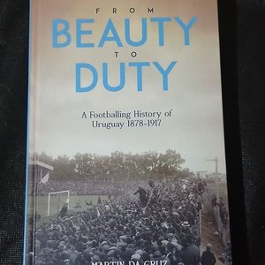 Lote siguiente: Libro "From Beauty to Duty": Historia del Fútbol Uruguayo 1878-1917