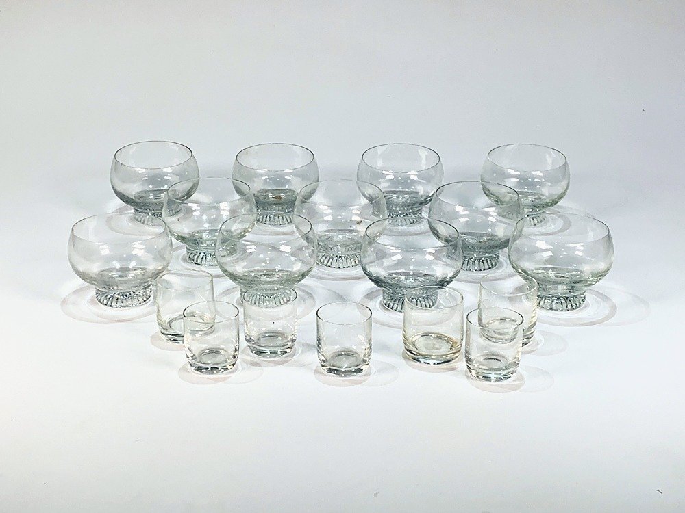 Lote de 18 Piezas de Cristalería: 11 Copas de Postre y 7 Vasos de Licor