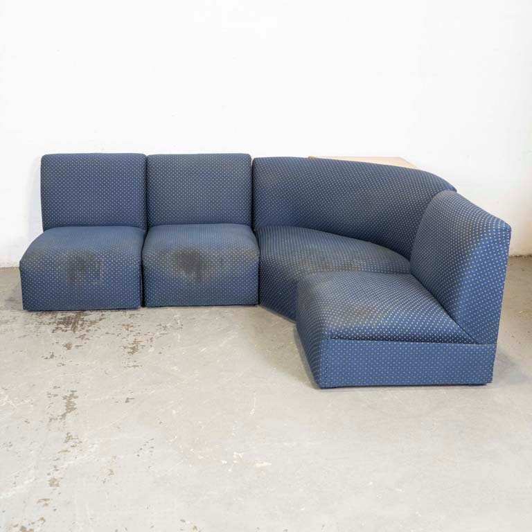 Conjunto de Living Tapizado en Tela Azul con Esquinero de Madera