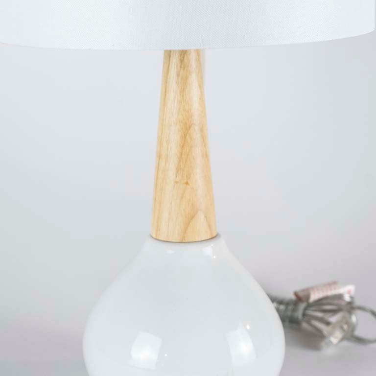 Lámpara de mesa de una luz en cerámica blanca y madera - imagen 2