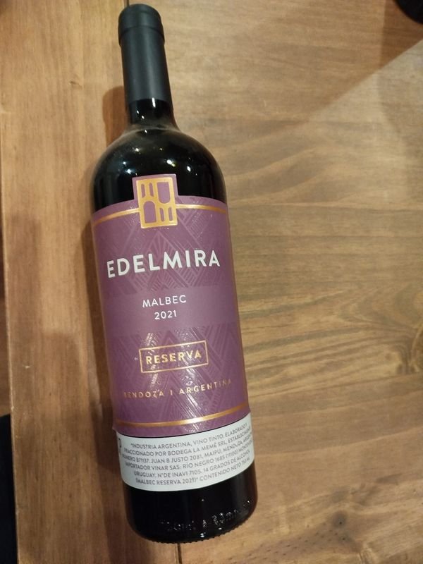 Vino Edelmira Malbec Reserva año 2021 - Una botella de vino de alta calidad - imagen 2
