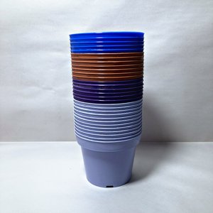 Lote de Macetas Plásticas Apilables en Varios Colores - imagen 2