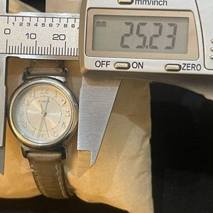 Reloj Timex Clásico con Esfera Nacarada y Correa de Cuero - imagen 5